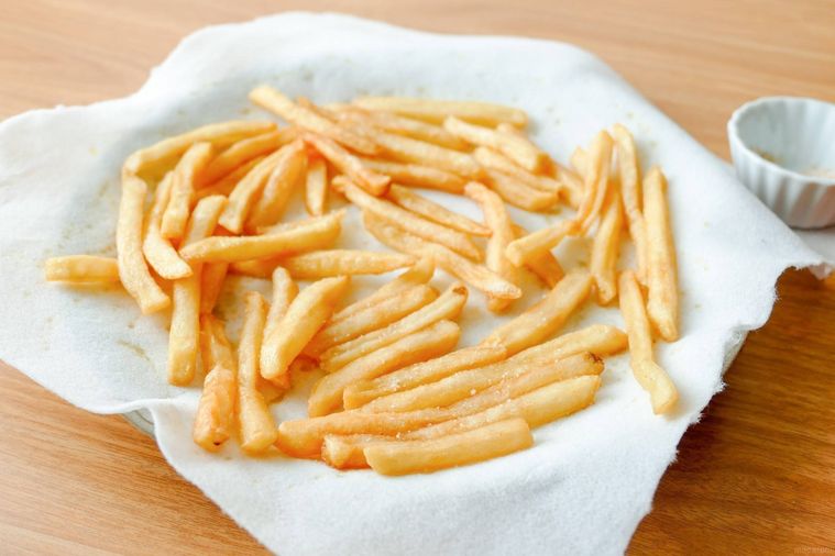 キッチンペーパーに並べられているマックポテト