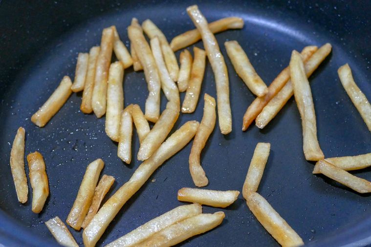 マックポテトをフライパンで炒める様子