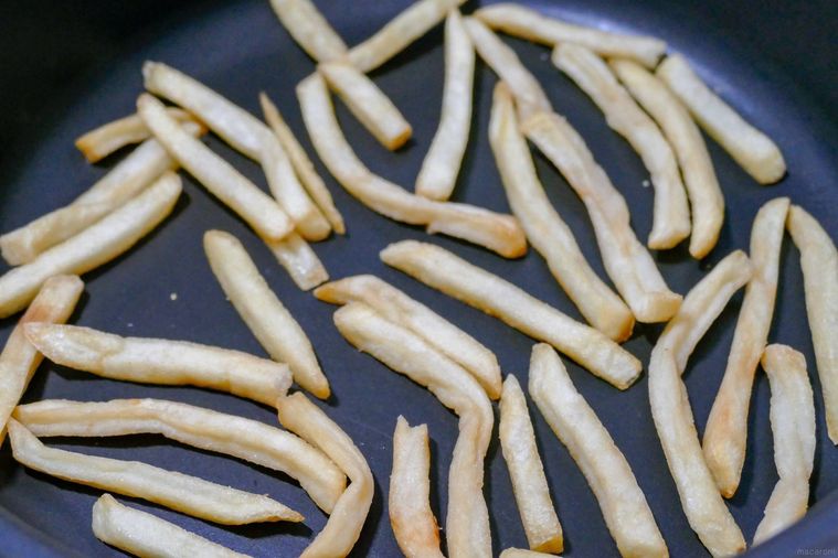 フライパンにマックのポテトを広げた様子