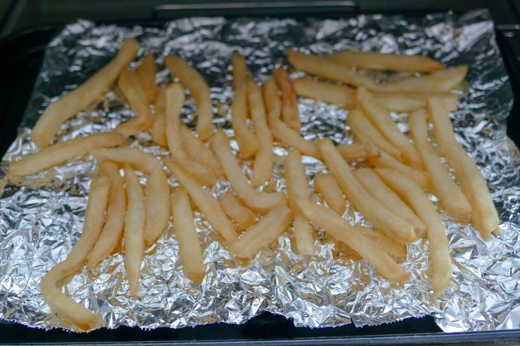 アルミホイルにマックポテトを広げた様子