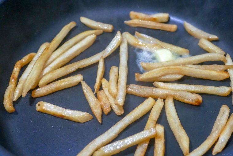 マックポテトが入っているフライパンにバターを入れた様子