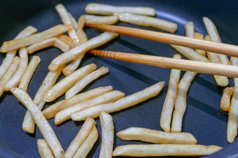 マックポテトを菜箸で混ぜながら炒める様子