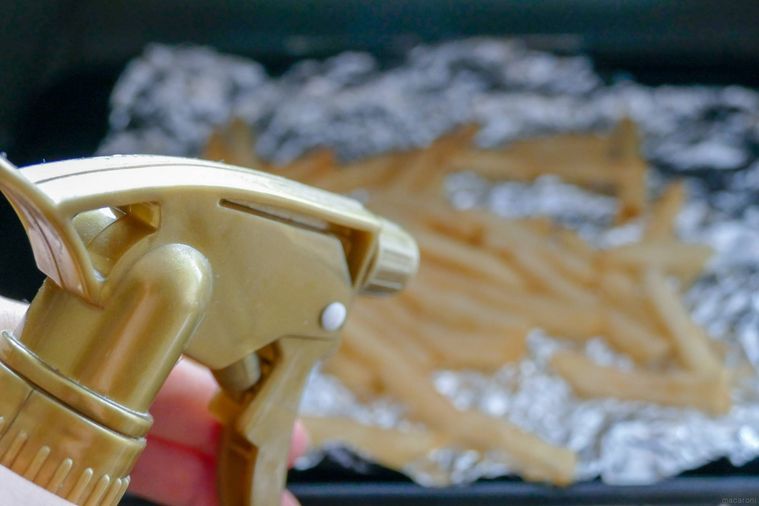 マックポテトに霧吹きで水をかける様子