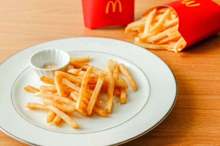 お皿に盛られているマックポテトと、箱に入っているマクドナルドのポテト