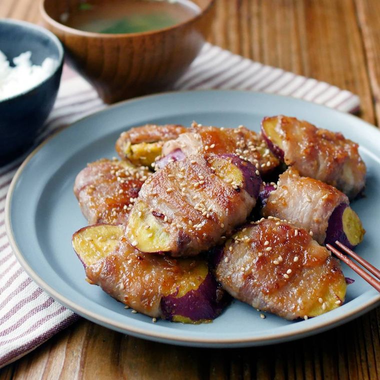皿に盛り付けられた肉巻きさつまいものみそ照り焼き