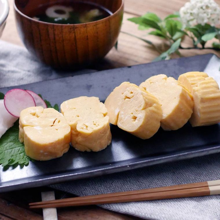 黒い皿に盛り付けられたレンジ卵焼き