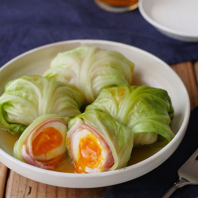 皿に盛り付けられた卵のロールキャベツ