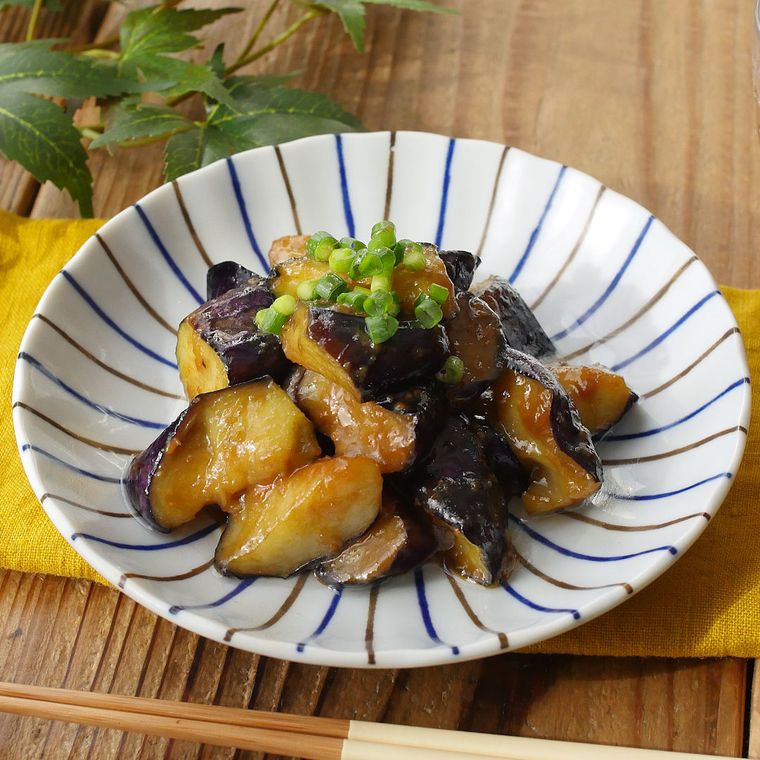 皿に盛り付けられたなすみそ炒め