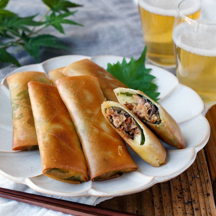 皿に盛り付けられたさば味噌チーズ春巻き