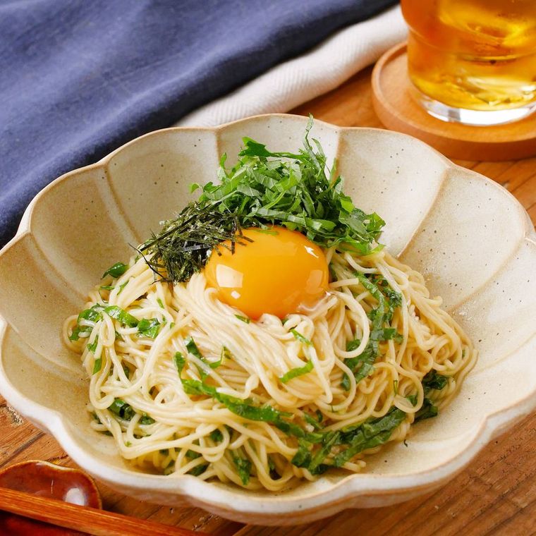 ベージュの皿にのった大葉たっぷり油そば風そうめん