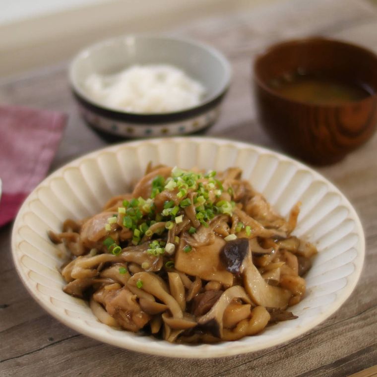 ベージュの皿にのった、3種のきのこと鶏もも肉のガリバタ