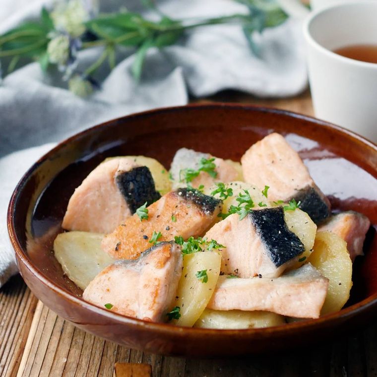 皿に盛り付けられた鮭とじゃがいものコンソメバター炒め