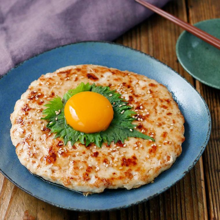 青い皿にのった、鶏むね肉のふんわり月見つくね