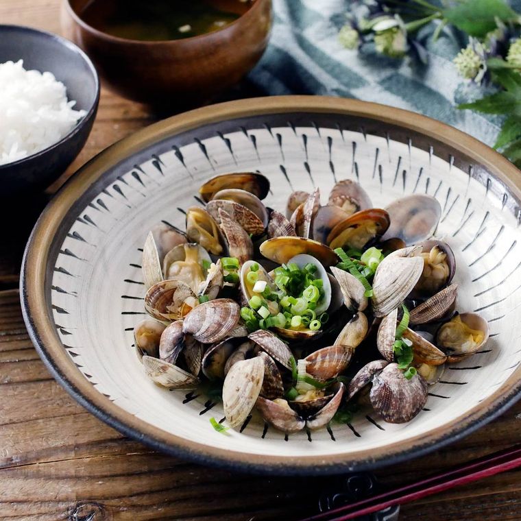 皿に盛り付けられたあさりのバター焼き