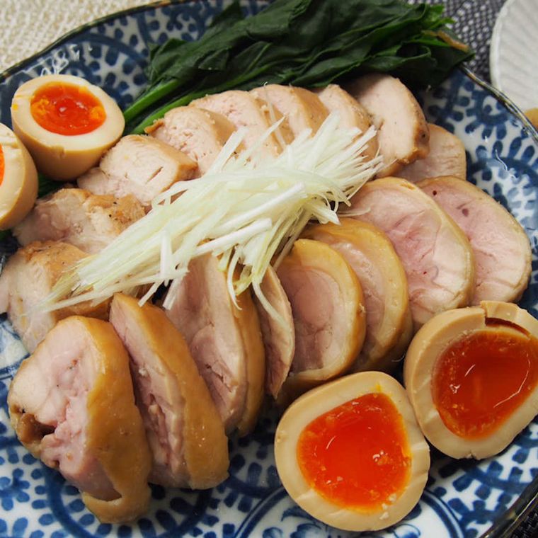 皿に盛り付けられたはちみつ鶏チャーシュー