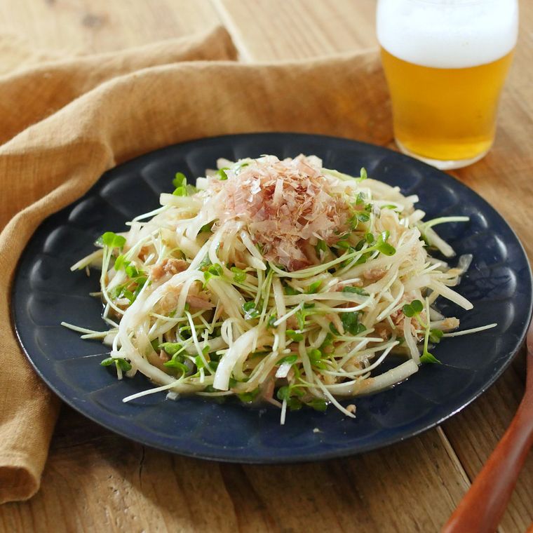 皿に盛り付けられたツナと大根のサラダ