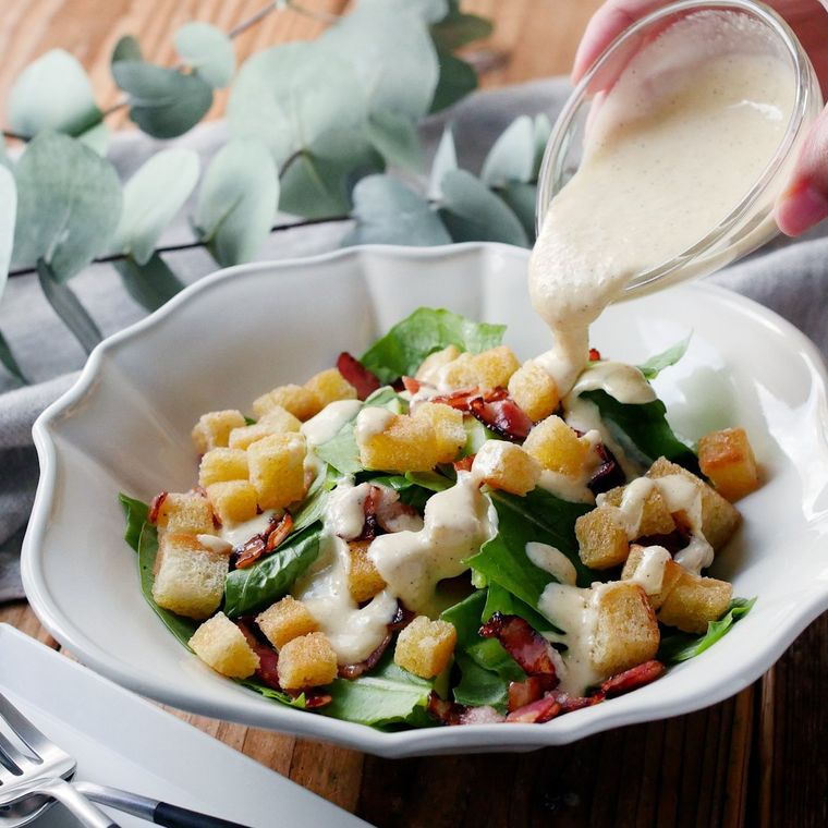 皿に盛り付けられたシーザーサラダ