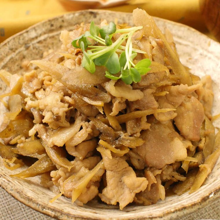 皿に盛り付けられた豚こまごぼうのしぐれ煮