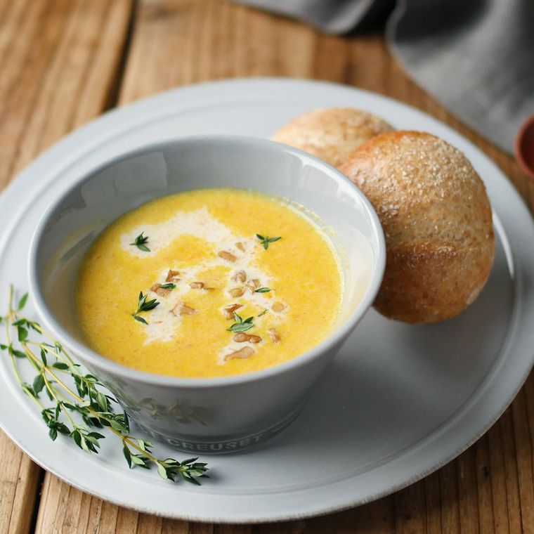 器に盛り付けられたにんじんと玉ねぎのポタージュ