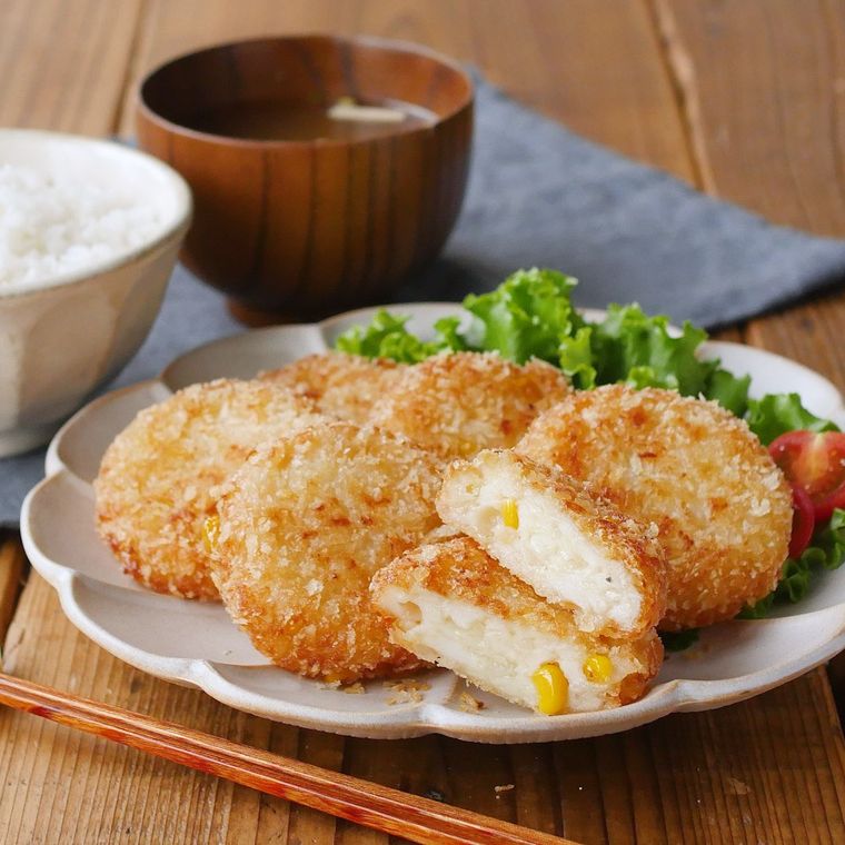 コロッケ、ごはん、汁物のテーブルコーディネート