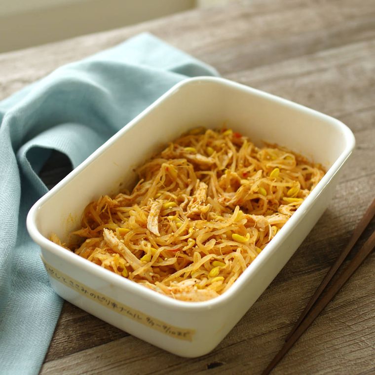 保存容器に入ったもやしとささみのピリ辛ナムル