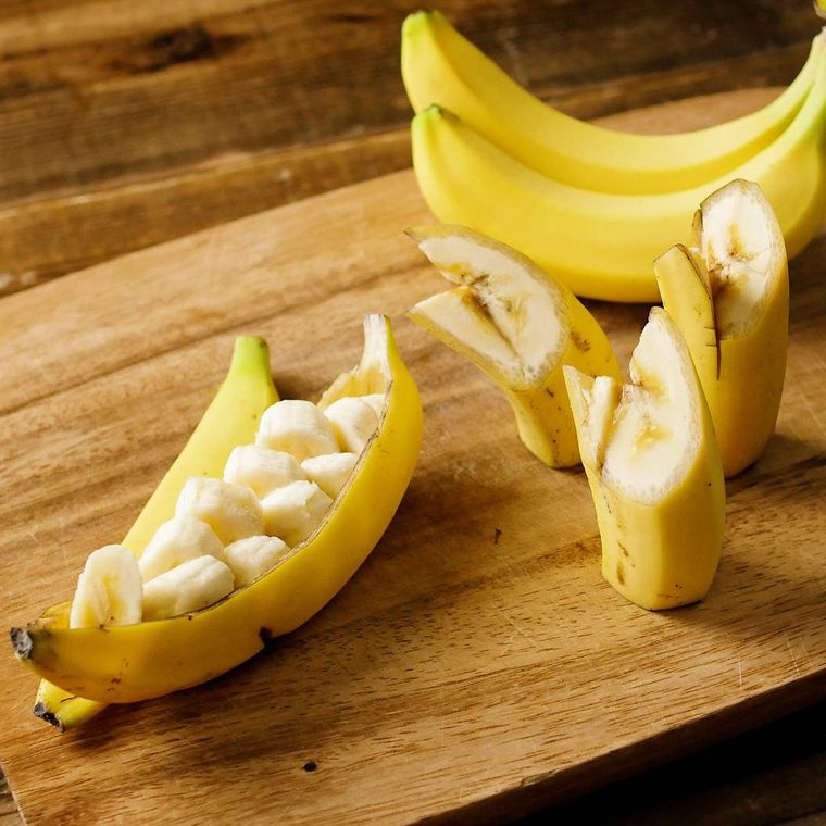 丸ごとのバナナを、切り違いとバナナボートに飾り切りする様子