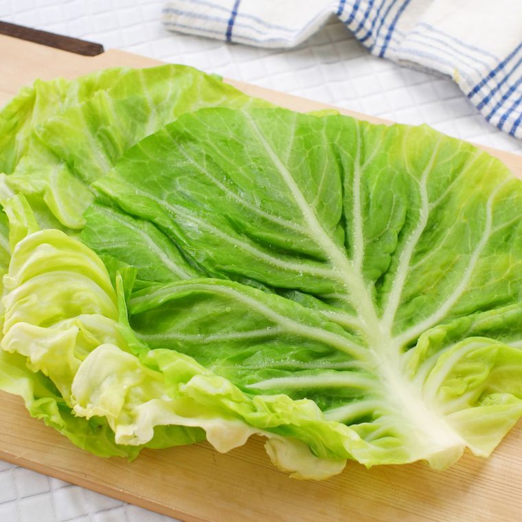 カッティングボードの上にのっている、2枚のキャベツの葉