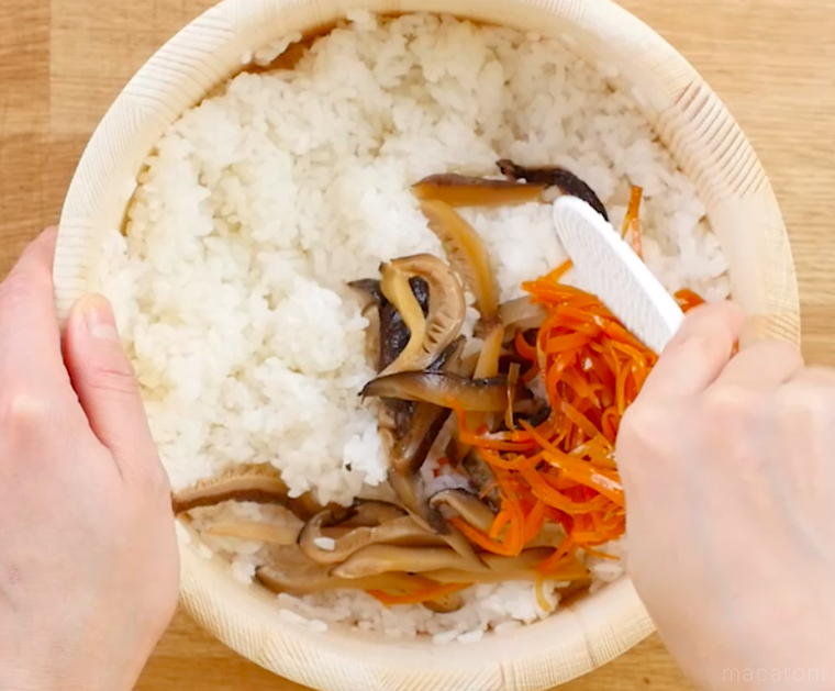 酢飯に具材を混ぜている様子