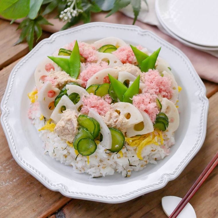 白い皿に盛りつけられたツナマヨちらし寿司