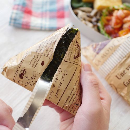 おにぎりはアルミホイルとラップ、どちらで包むべきおいしく作るコツも