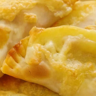 餃子の皮で簡単!チーズとろける本格ひと口カルツォーネ