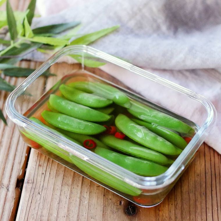 ガラスの容器に入っているスナップエンドウの浅漬け