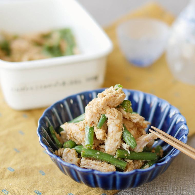 青い小皿に盛られた鶏ささみといんげんのピリ辛ごま和え