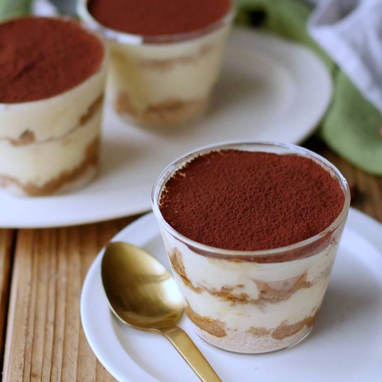 白い皿に盛り金色のスプーンを添えた、プリンティラミス