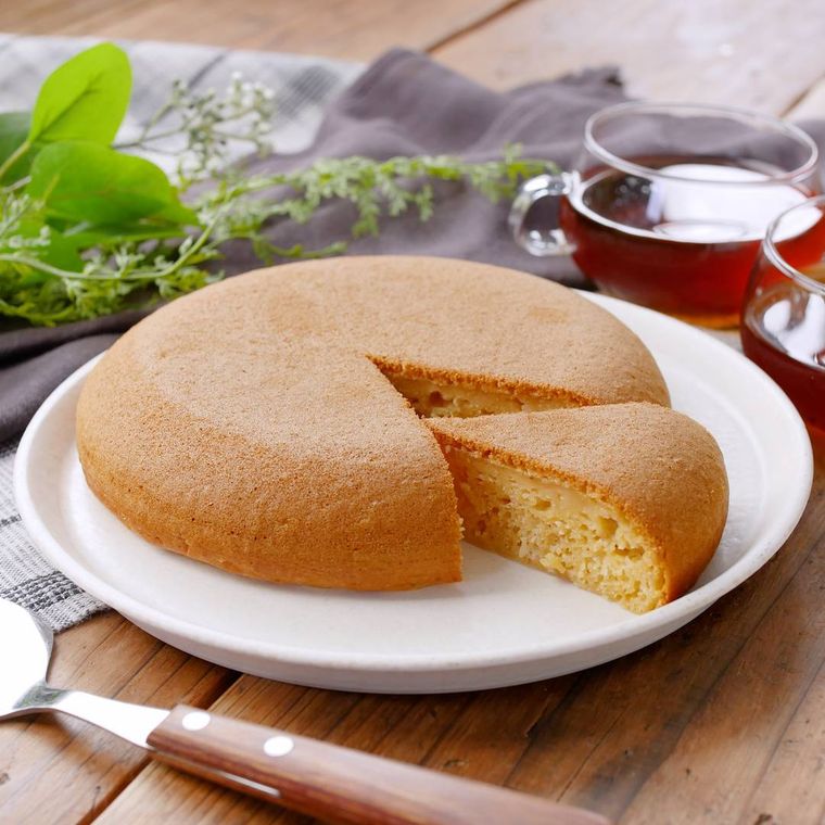 白い丸皿に盛られた炊飯器のプリンケーキ