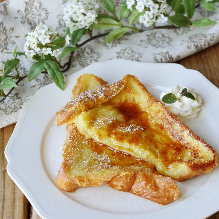 白い皿に盛られた、プリンのフレンチトースト