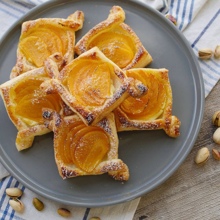 グレー色の皿に盛られた、柿とクリームチーズのパイ