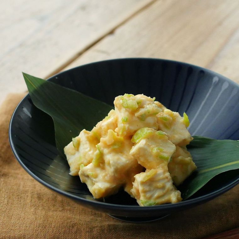 黒い皿に盛られた、クリームチーズのねぎみそ漬け