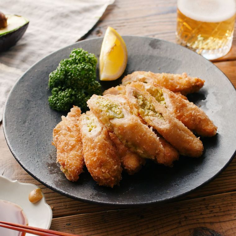 黒い皿に付け合わせと一緒に盛られた、ささみのアボチーズサンドかつ