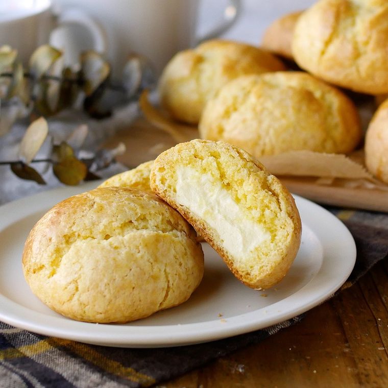 白い皿に盛られた、クリームチーズまんじゅう