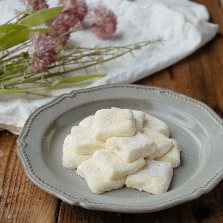 グレー色の皿に盛られた、クリームチーズ餅