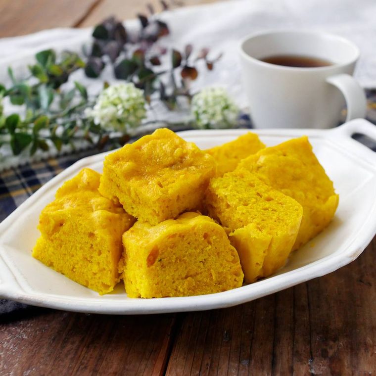 白い皿にのった電子レンジで作るかぼちゃ蒸しパン