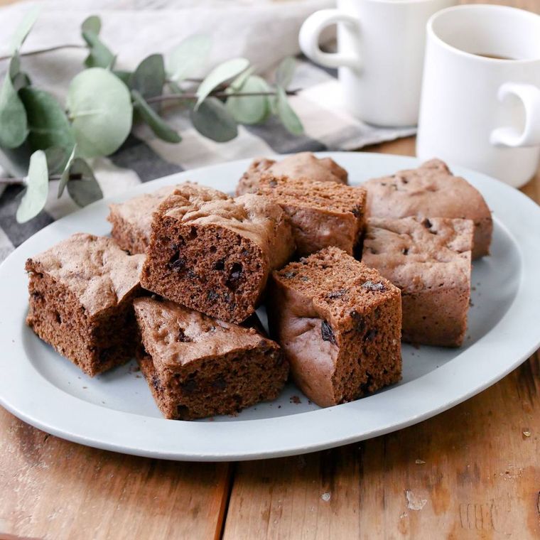 青い皿にのった簡単に作れるココア蒸しパン