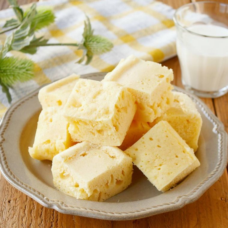 ベージュの皿にのった電子レンジで作る蒸しパン