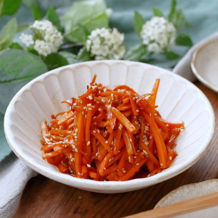 白い器に盛られた基本のにんじんのきんぴら
