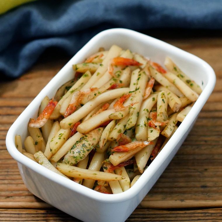 白い保存容器に入った、桜えびとじゃがいものめんつゆバター炒め