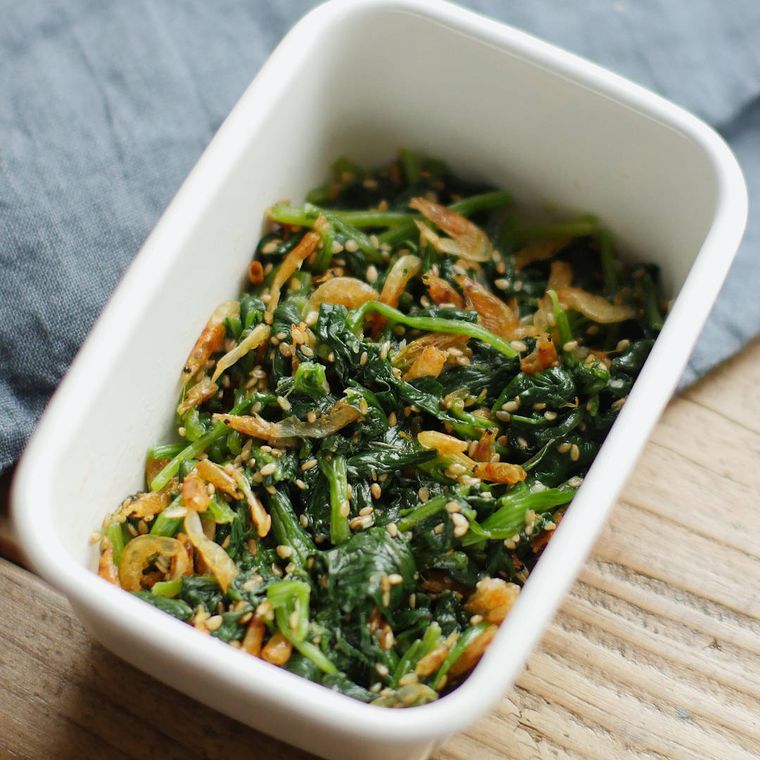 白い保存容器に入った、ほうれん草と桜えびの塩ナムル