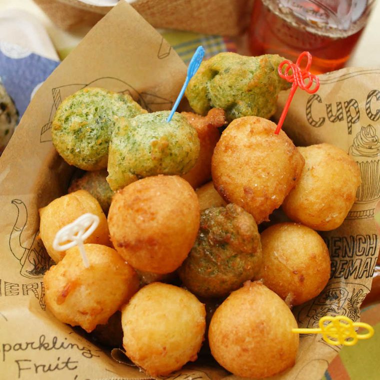 グラシン紙に盛り付けられた、桜えびのゼッポリーネ風