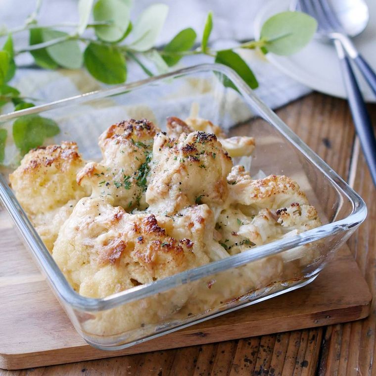 透明な四角い器に入った、カリフラワーのツナマヨチーズ焼き