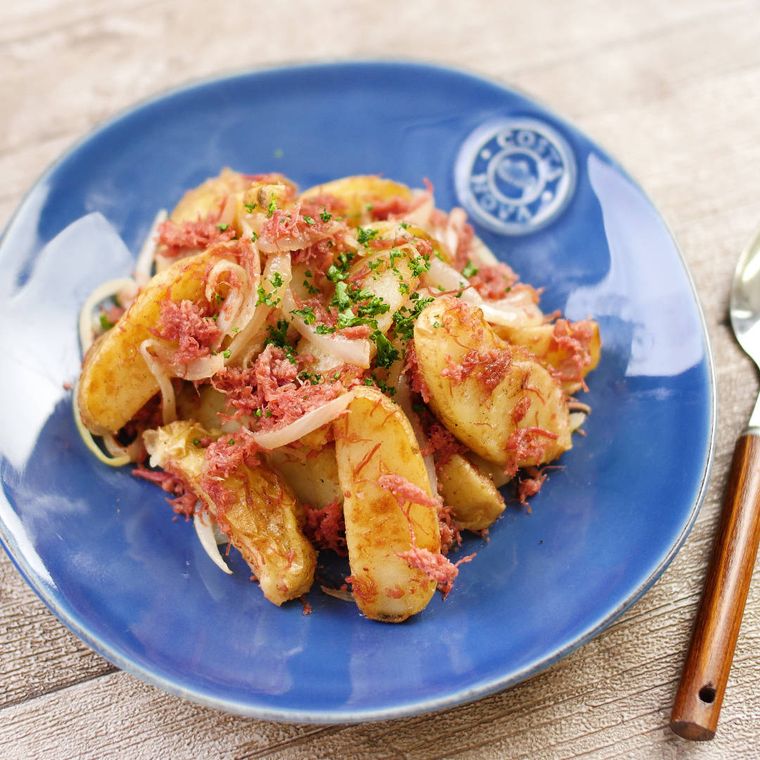 青い皿に盛られたコンビーフとじゃがいものソテー